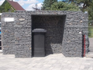 zakončení plotu s místem na popelnici